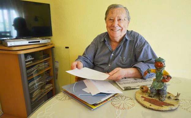 Anastasio Carrascal junto a documentos y el zapatero de Rafael Ortega 