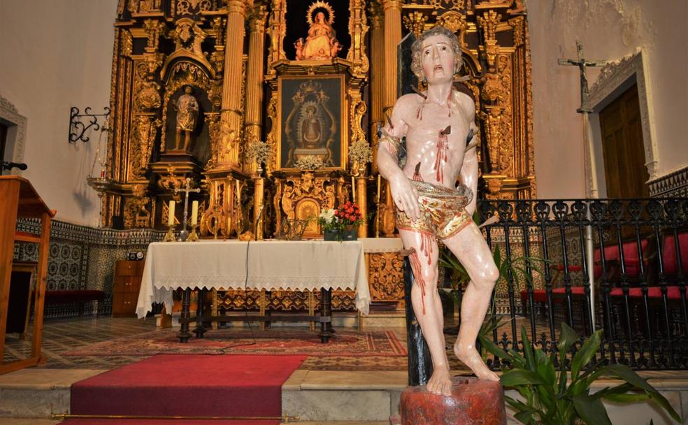 San Sebastián recién restaurado frente al retablo de Santa María /ALBERTO MÁRQUEZ