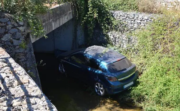 Un vehículo acaba en el cauce del arroyo San Lázaro tras un aparatoso accidente