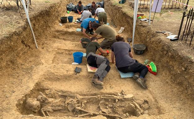 Hallados doce nuevos cuerpos en las excavaciones de las fosas de la Guerra Civil en el cementerio de Fregenal