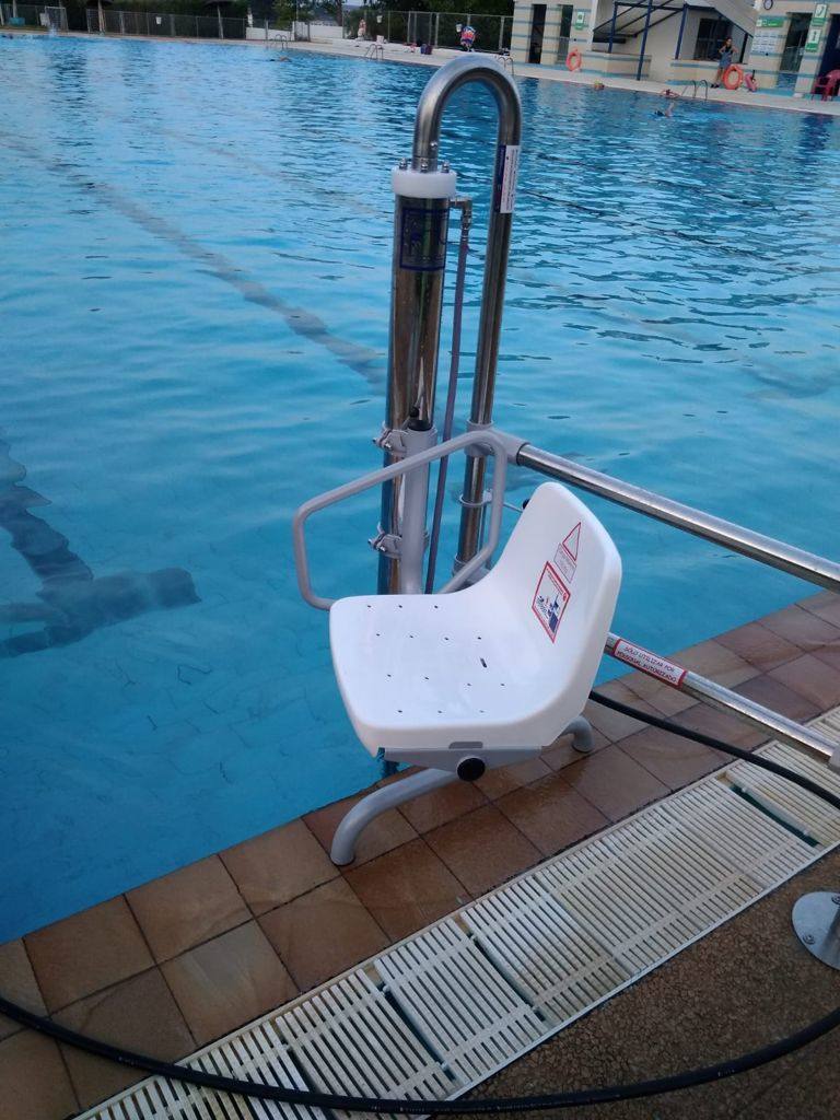 Grúa de la piscina adquirida este año en Fregenal de la Sierra con la aportación de la Diputación.