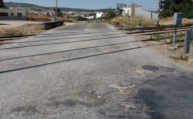 ADIF y el Ayuntamiento anuncian una obra definitiva para acondicionar el paso a nivel de la carretera de Sevilla