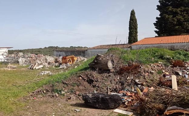 El grupo socialista de Fregenal denuncia el estado de la parte trasera del cementerio y de la acera de la calle Jabugo