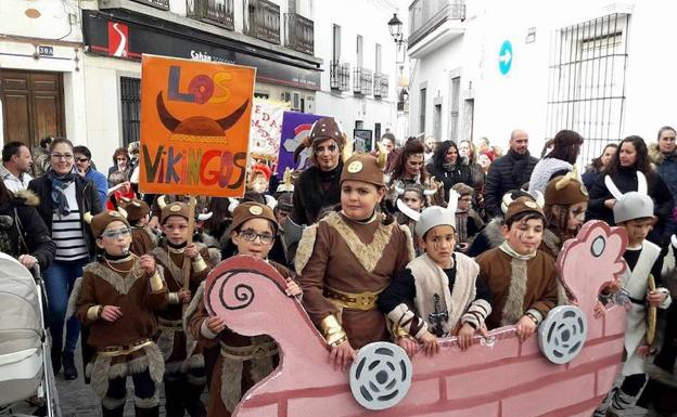 El pasacalles escolar da mañana el pistoletazo de salida al Carnaval fuentecanteño