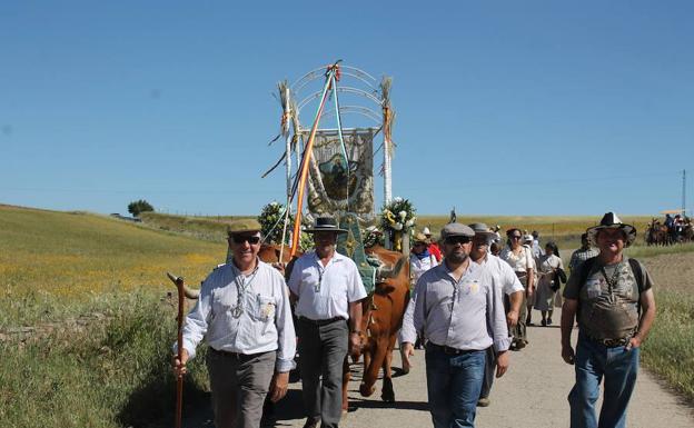 El buen tiempo acompaña a los fuentecanteños en su camino hacia la pradera de San Isidro