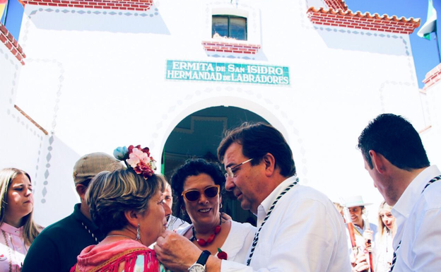 El presidente de la Junta visita la romería de Fuente de Cantos