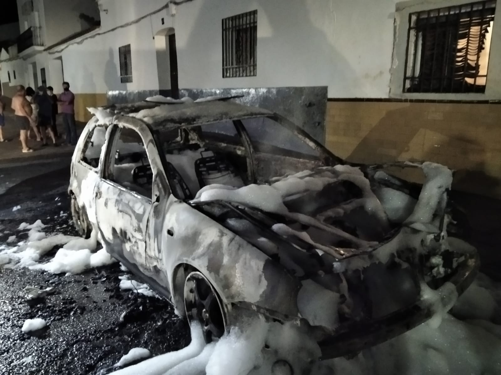 Arden dos coches de madrugada en Fuente de Cantos