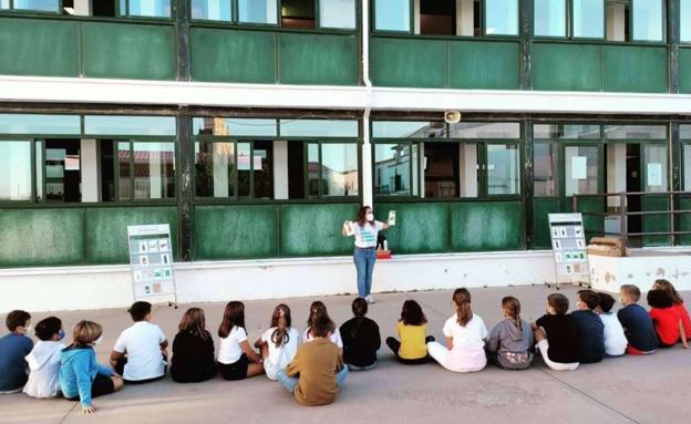 Escolares de Fuente de Cantos participan en una campaña para fomentar el consumo responsable que reduzca la generación de residuos.