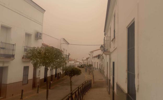 La calima tiñe de naranja los cielos de Fuente de Cantos