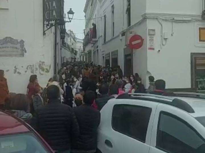 Mucho público en la calle Llerena durante la procesion infantil/ cedida