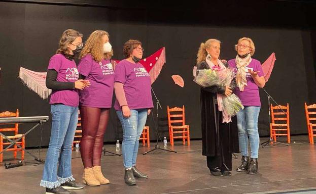 AOEX recauda 1.275 euros en la Gala Flamenca Solidaria