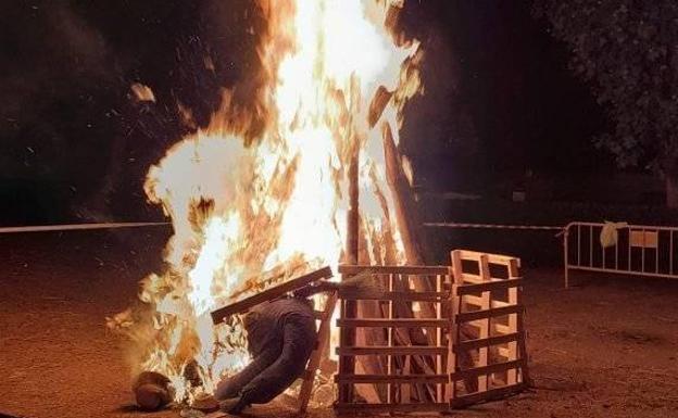 El grupo de sevillanas Ecos del Rocío en la noche de San Juan