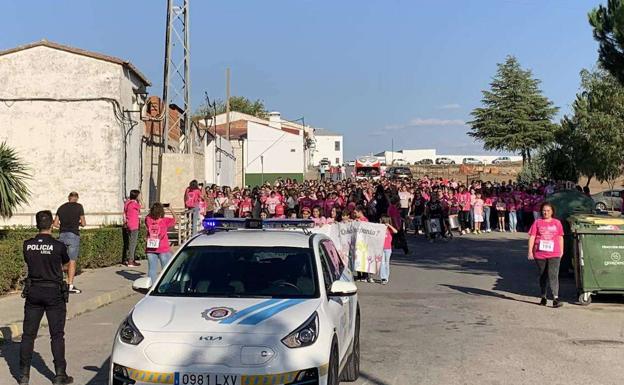 Multitudinaria marcha rosa contra el cáncer en Fuente de Cantos