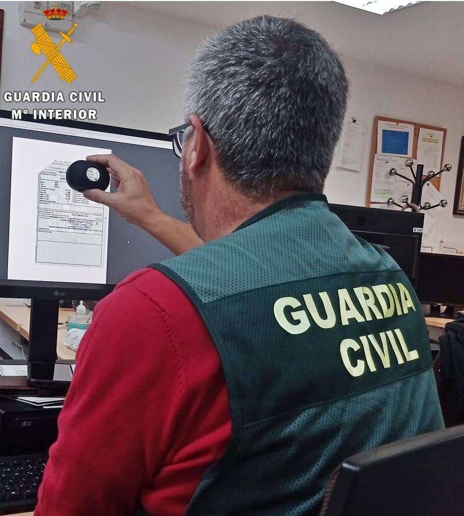 La Guardia Civil investigó a cuatro vecinos de Fuente de Cantos y Zafra por suplantar la identidad y falsificar documentos en la tramitación del cambio de titularidad de vehículos