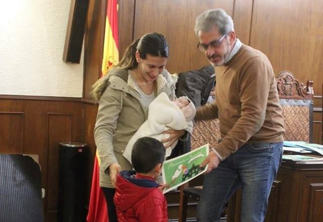13 familias del pueblo reciben el cheque bebé valorado en 100 euros