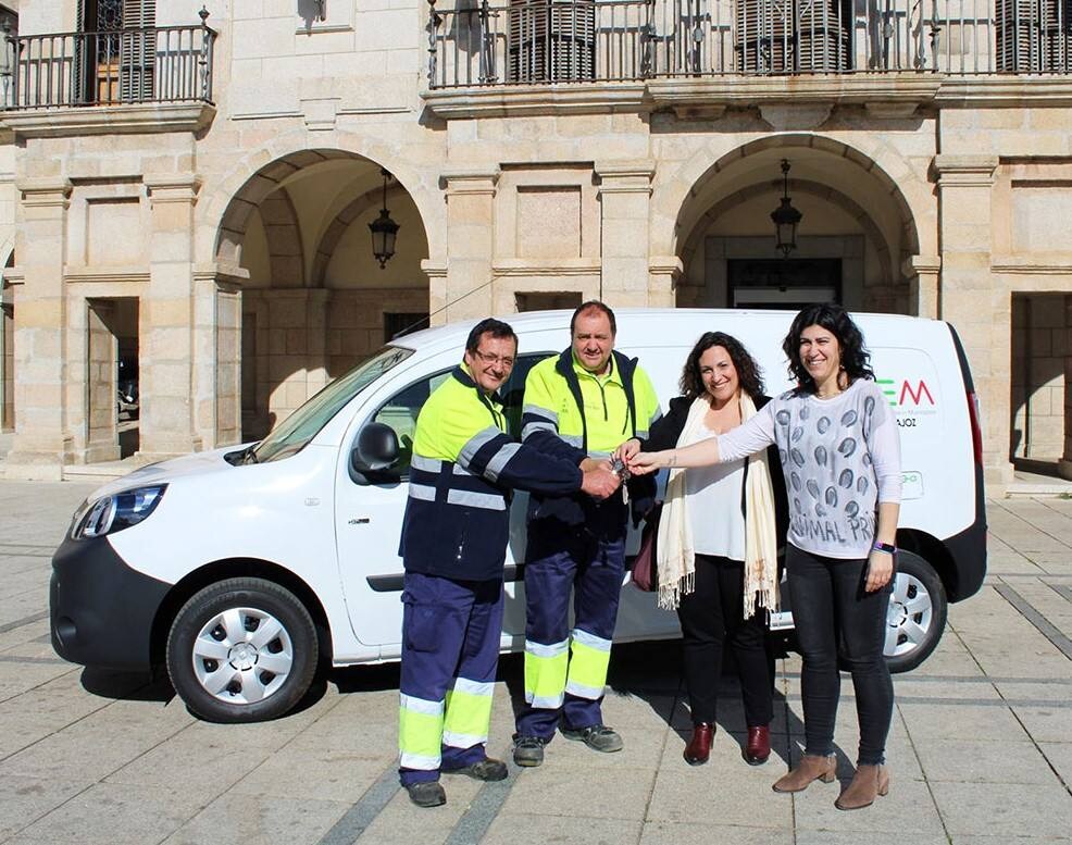 Guareña y Torrefresneda reciben de diputación de Badajoz un coche eléctrico