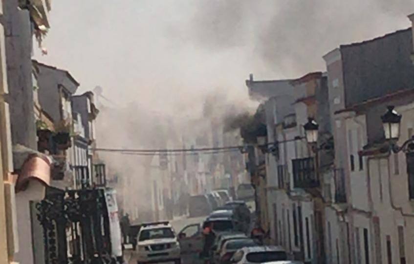 Se incendia por completo un piso en la calle Arroyo