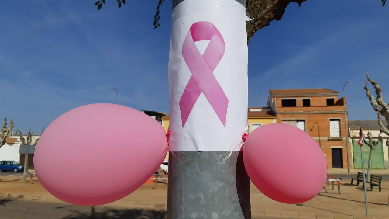 AOEX celebra el Día Mundial del Cáncer de Mama con globos y mesas informativas