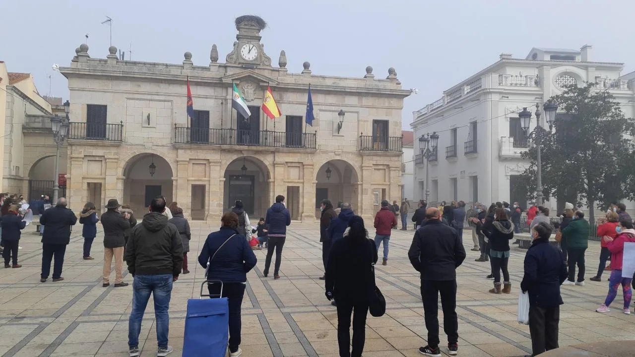 Comerciantes y hosteleros protestan con una cacerolada en la plaza de España de Guareña frente al ayuntamiento./Pedro Fernández