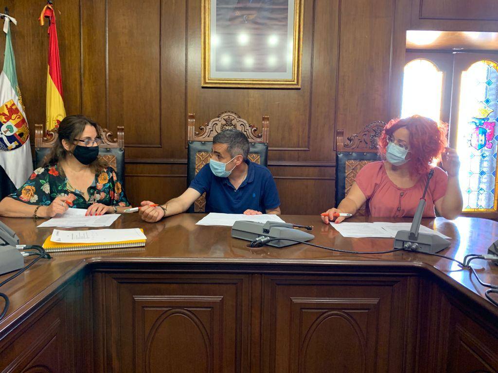 El Ayuntamiento y la productora de 'Las Suplicantes' firman un convenio de colaboración para la promoción de la cultura en la localidad