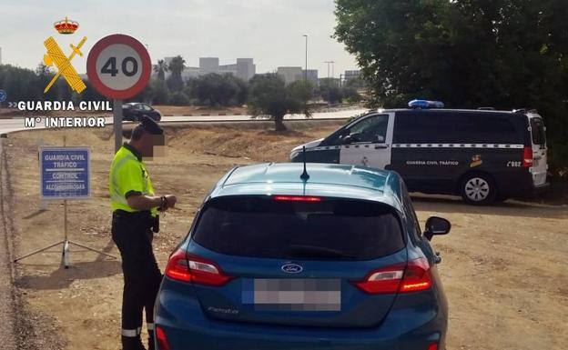 La Guardia Civil detiene un vehículo en el término de Guareña y el conductor sextuplica la tasa de alcohol