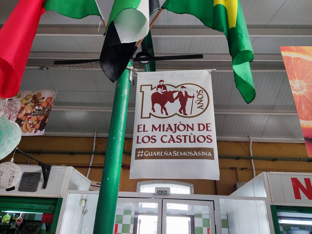 Se instalan banderolas con el logotipo '100 Años El Miajón de los castúos'