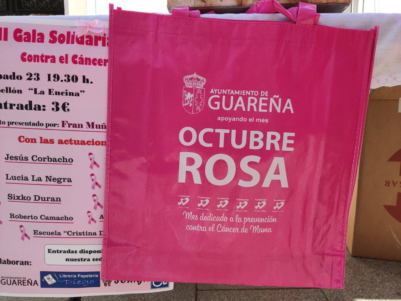 El ayuntamiento patrocina con mil bolsas rosas en apoyo a la lucha contra el cáncer de mama