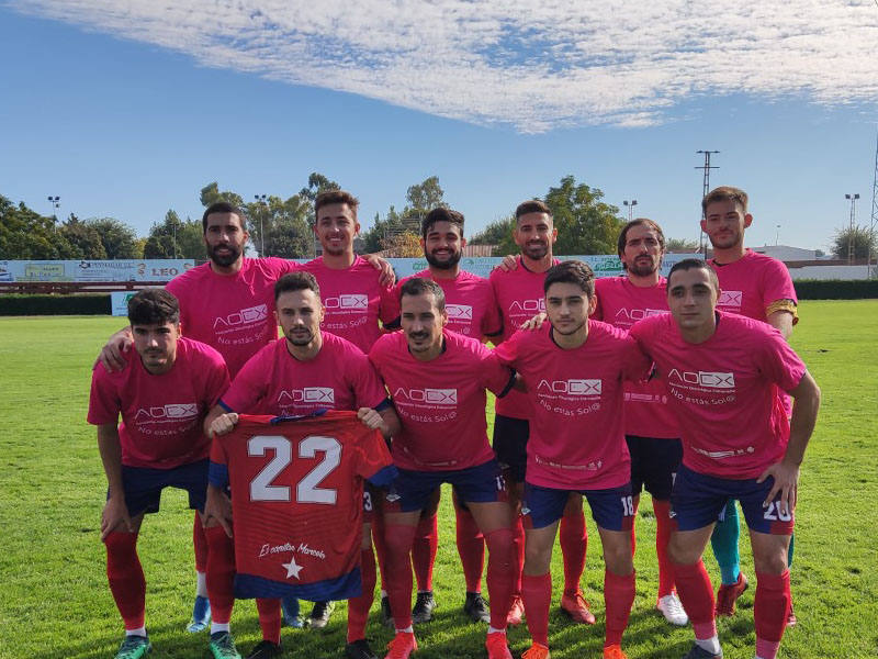 El Guareña se hizo la foto en rosa por la lucha contra el cáncer de mama, y con deseos para que Víctor Toledo se recupere de su rodilla./PF