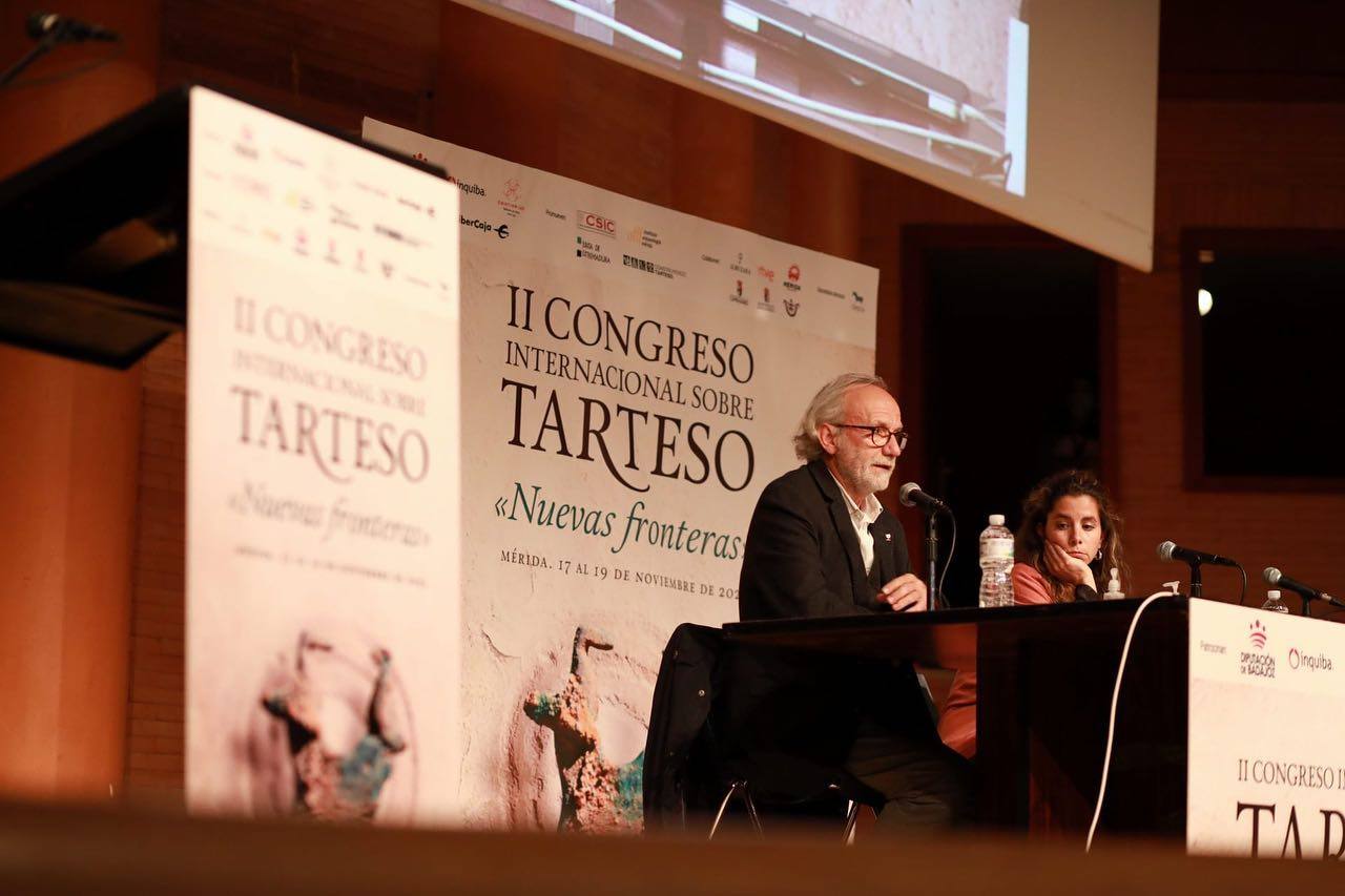 Momento de las intervenciones de los directores de Casas del Turuñuelo, Sebastián Celestino y Esther Rodríguez.