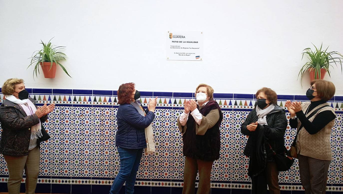 Momento del descubrimiento de la placa que reza 'Patio de la Igualdad' en la inauguración del espacio por mujeres de La Nacencia./ayuntamiento