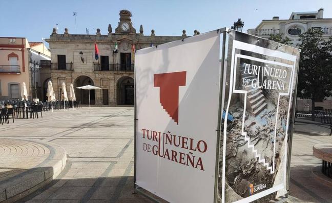 Estructura con la publicidad del Turuñuelo en la plaza de España./PF