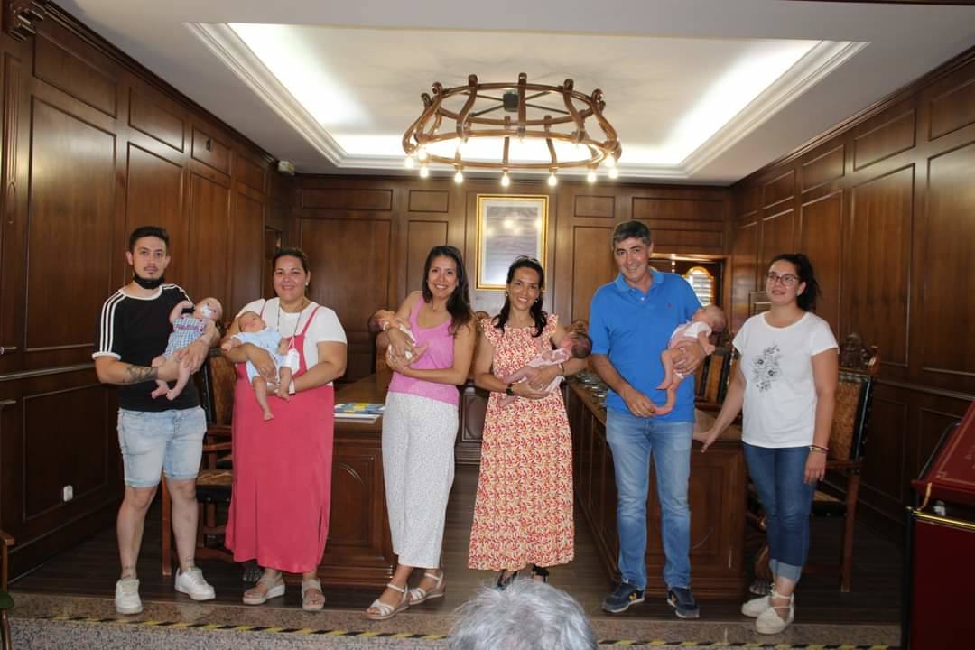 La concejala Marina Agraz (d) con los tutores y recién nacidos que han recibido los cheques bebés./ayuntamiento