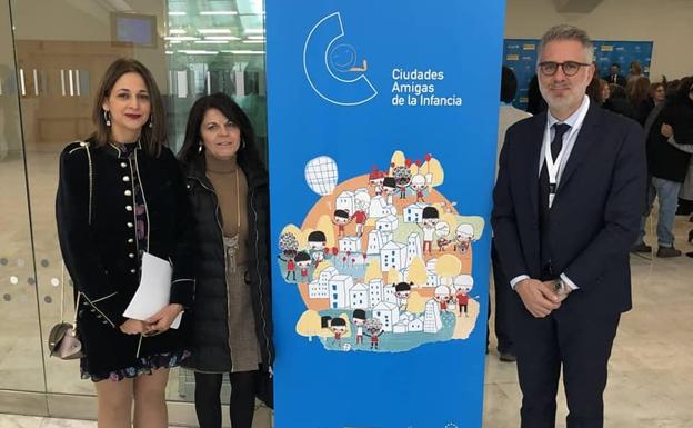 Herrera del Duque recibe en Oviedo el título de 'Ciudad Amiga de la Infancia'