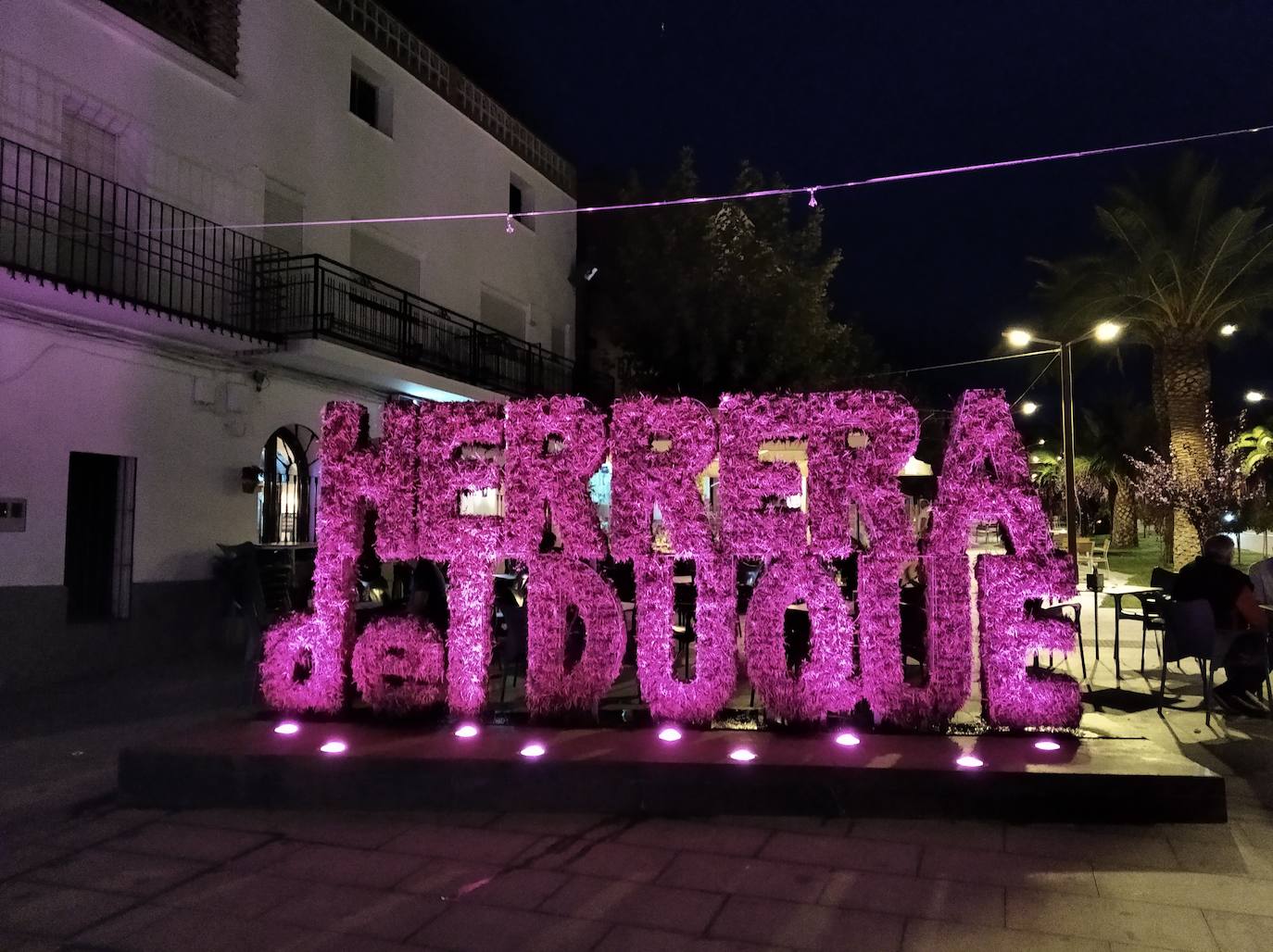 «Herrera del Duque» teñida de «rosa» en apoyo a la lucha contra el cáncer de mama