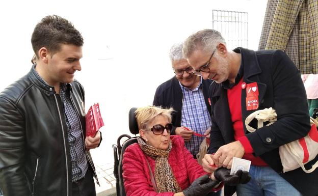 Los socialistas inundan el mercadillo con claveles rojos pidiendo el voto para el PSOE