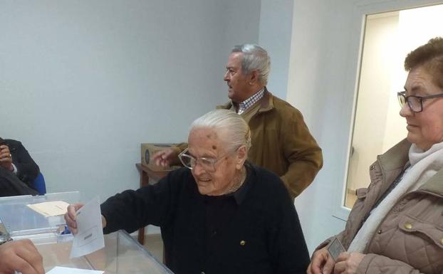 Sagrario, una vecina de 103 años, se desplaza por su propio pie al colegio electoral en Herrera del Duque