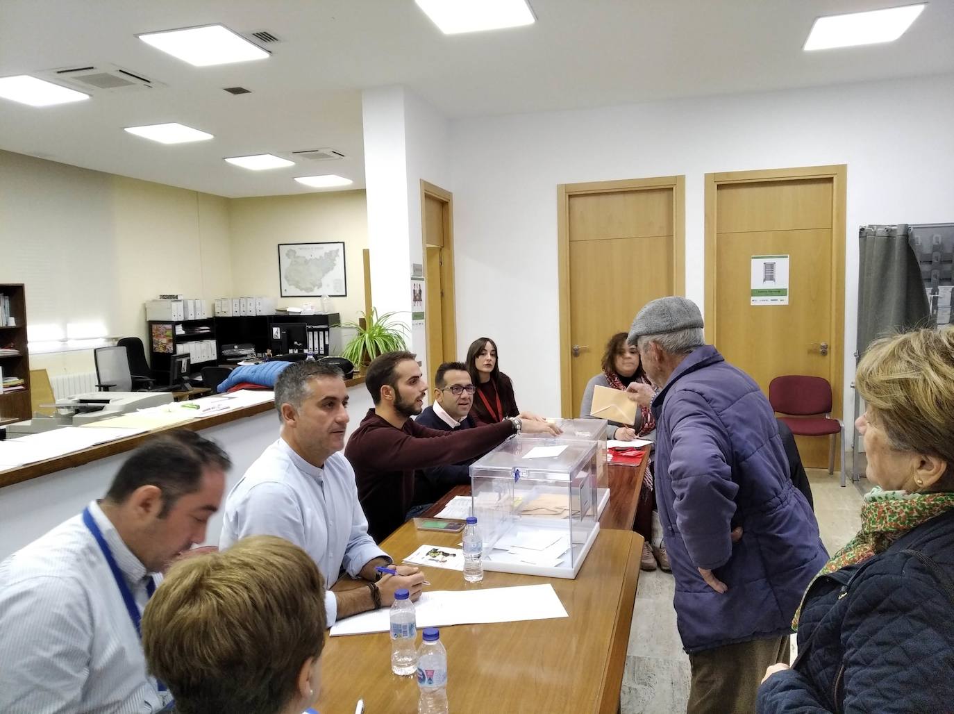 La participación electoral baja un 4,75% en Herrera del Duque en el primer avance de las 14 h con respecto al 28-A