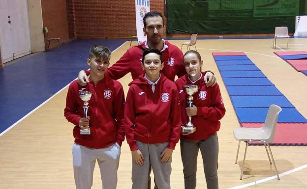 Los herrereños Elena Sanz e Ismael Muñoz de la Flor, obtienen el oro y la plata respectivamente, en el Campeonato de Extremadura de karate