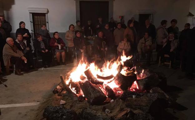 «Las luminarias» nos anuncian la Navidad en Herrera del Duque y Peloche