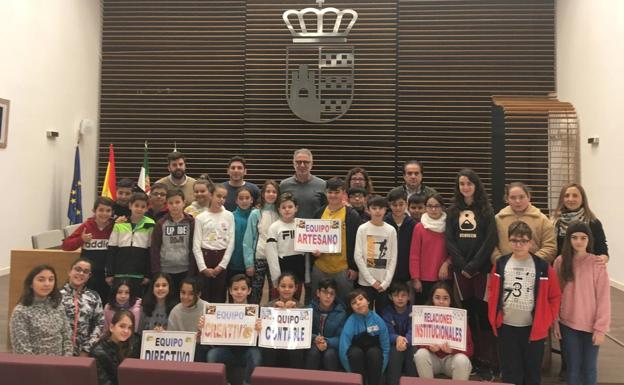 Los alumnos del C.E.I.P «Fray Juan de Herrera» presentan ante el Salón de Plenos su proyecto de imnovación «Junior Emprende»