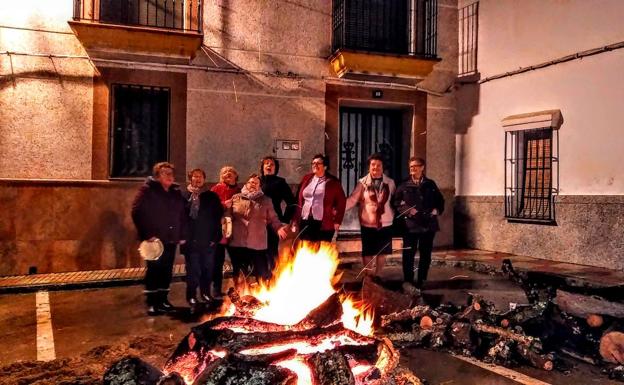 Las «luminarias» de Herrera del Duque desafían al viento y a la lluvia