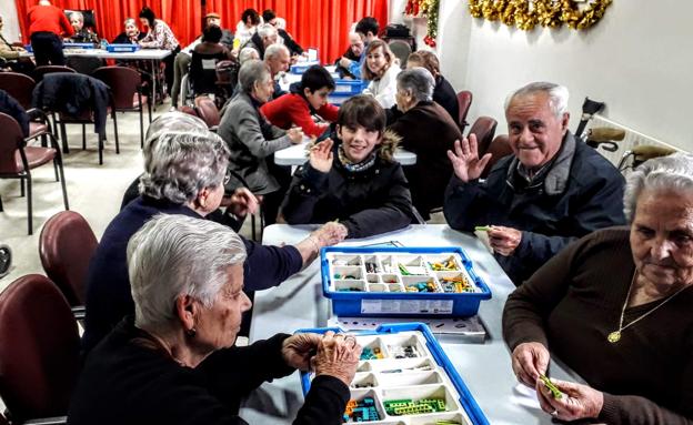 El único Taller de Robótica en Extremadura que trabaja intergeneracionalmente está en Herrera del Duque
