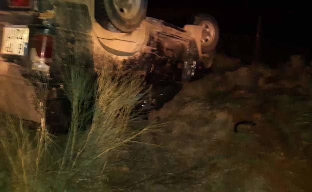Accidente de tráfico con salida de la vía y vuelco del vehículo en la carretera comarcal de Logrosán hacia la Presa de Ruecas