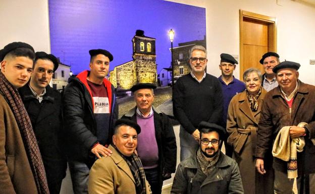 Los «Danzantes de Peloche» son recibidos en el Ayuntamiento de Herrera del Duque por su Alcalde