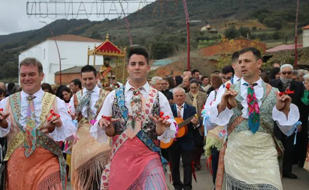 Los danzantes continúan con la tradición tricentenaria en Peloche