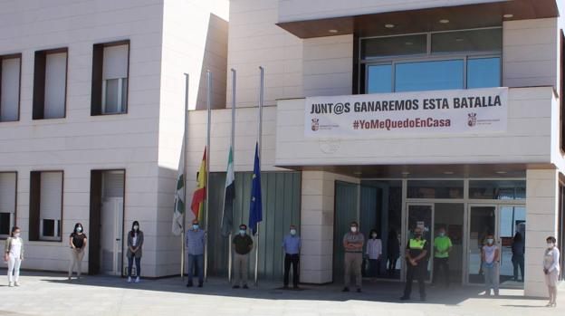 El Ayuntamiento de Herrera del Duque guarda un minuto de silencio en la puerta del consistorio