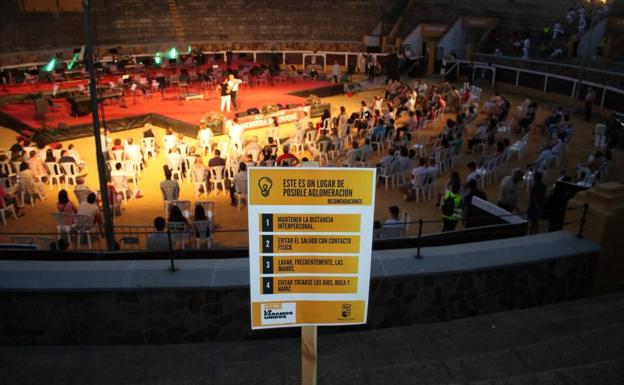 Herrera del Duque presenta el cartel de la Feria y Fiestas con Camela, Antonio José, Celia Romero y los «Cantajuegos»