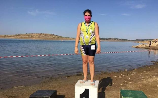 La herrereña Elena Ayuso se hace con el primer Oro en Il Regata Judex Travesía en el pantano de Alange post confinamiento