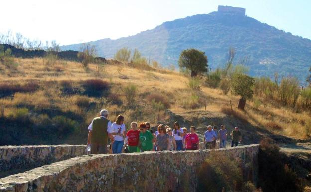 Paseo por el entorno rural de Herrera del Duque para celebrar el día de las Personas Mayores