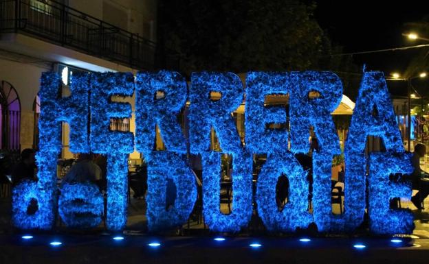 Herrera del Duque se viste de azul turquesa en apoyo a la dislexia